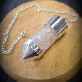 Pendule en quartz rose et métal