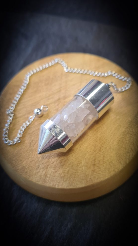 Pendule en quartz rose et métal