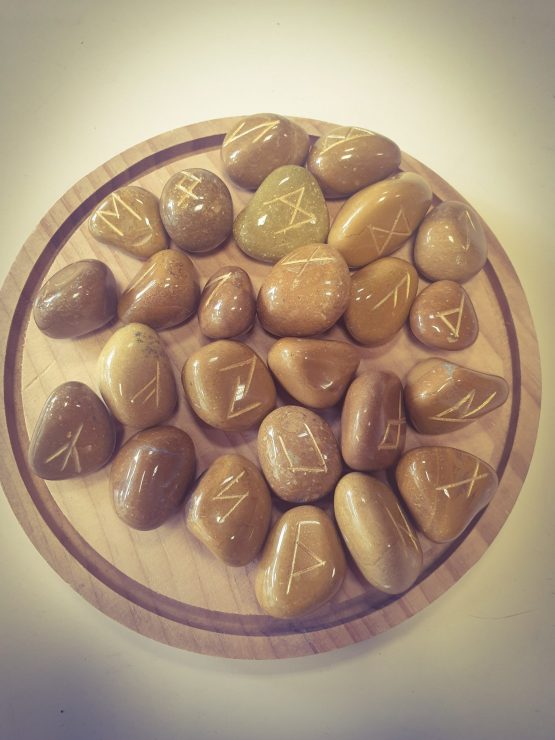 Runes en jaspe brun