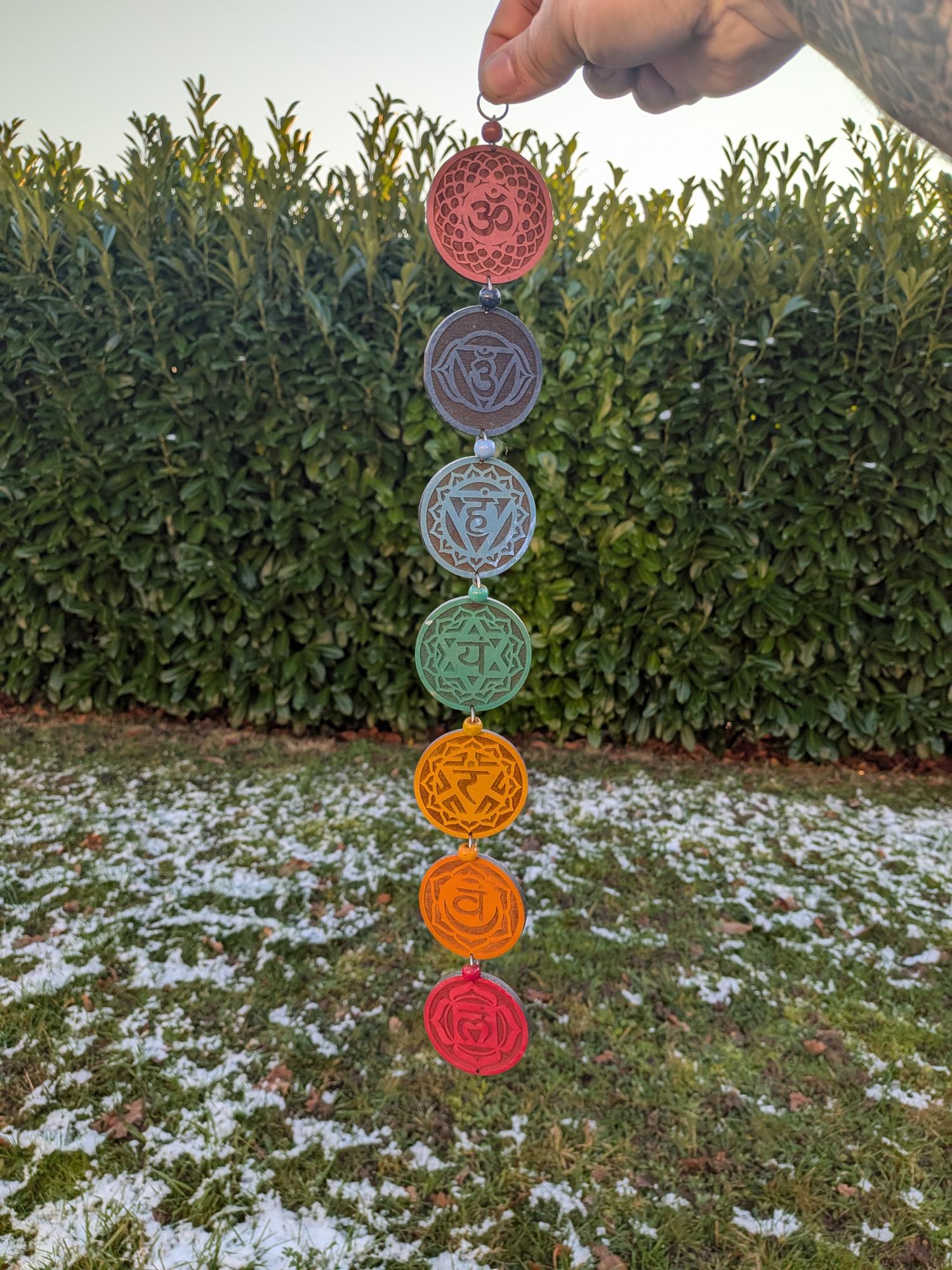 Suspension murale en bois 7 Chakras colorés