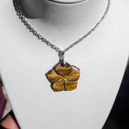 Pendentif Fleur d'hibiscus en Oeil de Tigre
